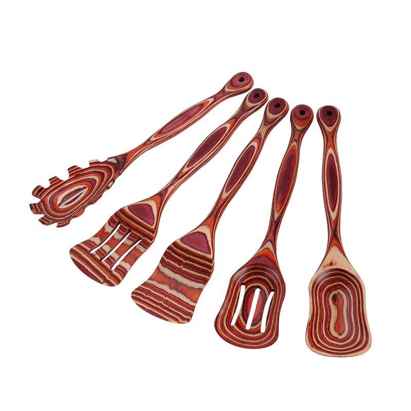 Utensilios de cocina de madera de colores rústicos